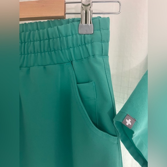 FIGS surgical green scrubs - Picture 5 of 9